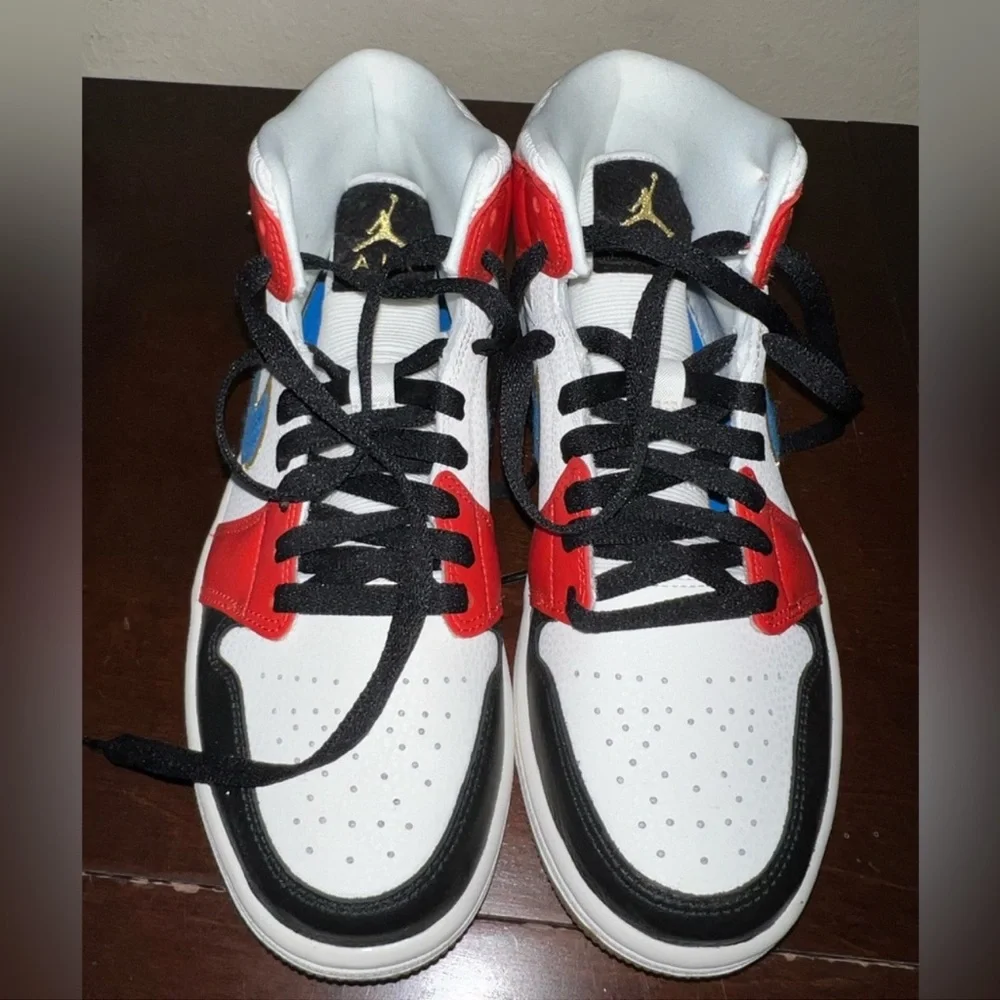 - Nike Air Jordan 1 Mid SE 